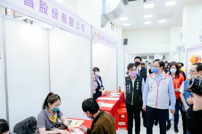 張市長參觀徵才活動攤位