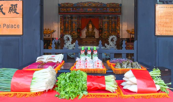 現場準備象徵聰明（青蔥）、勤勞（芹菜）、好彩頭（菜頭）、加油（沙拉油）及包高中的（包子、糕點、粽子）等祭品