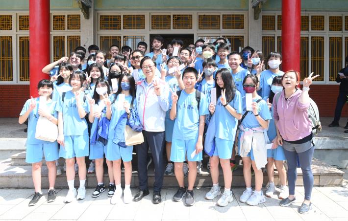 市長與青溪國中學生合影