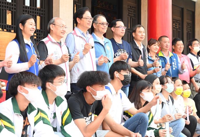 市長與同學們比讚合影