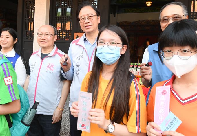 同學們手拿圓夢書籤與市長合影