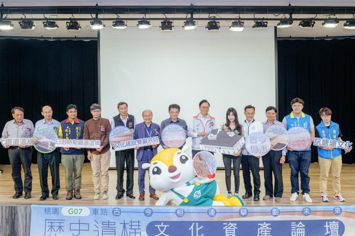張市長和與會來賓於台上合影