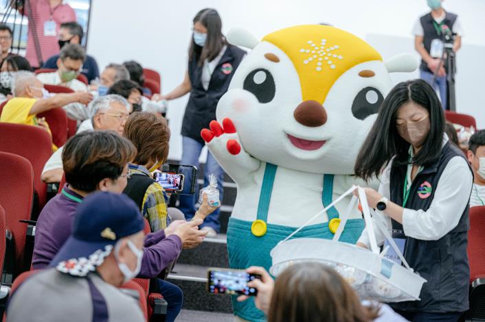 捷工局吉祥物「捷寶」發送紀念毛巾，與現場民眾互動