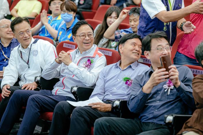 張市長和與會來賓開心看著「捷寶」與民眾互動