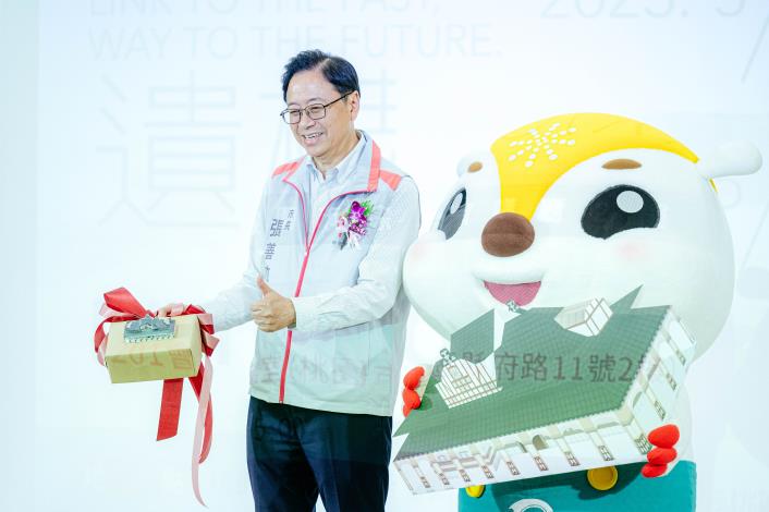張市長手拿桃園驛紙模型拍照