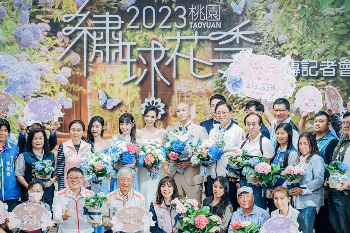 張市長與今（9）日為記者會揭開序幕的藝人康茵茵等表演者及貴賓合影留念