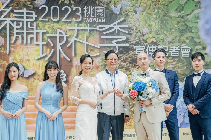 張市長表示，繡球花造型圓潤、飽滿，花語蘊含「團聚、美滿、永恆」之意