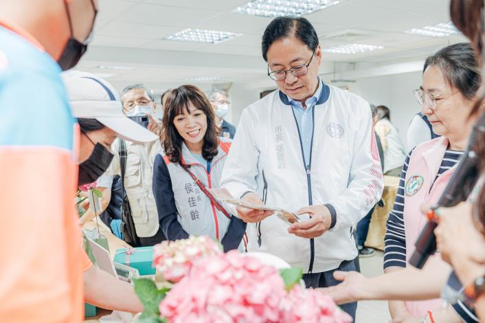 張市長參觀記者會上展出的復興區農特產品