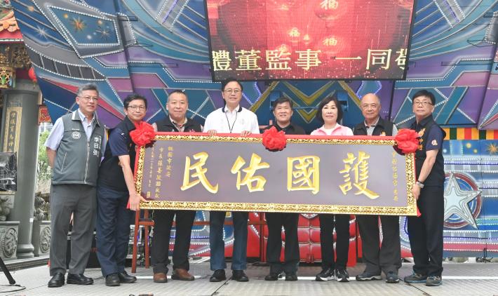 張市長頒贈「護國佑民」匾額，感謝仁海宮長期投入社會公益