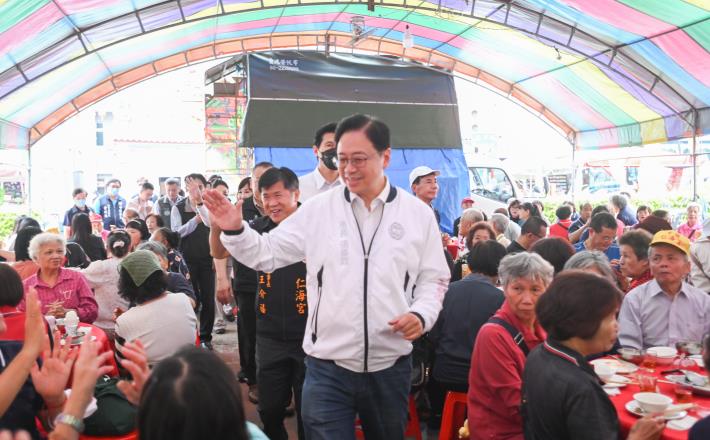 張市長與仁海宮信眾揮手致意