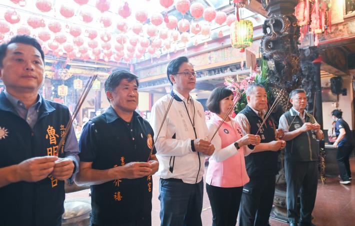 張市長和貴賓一同持香祈福