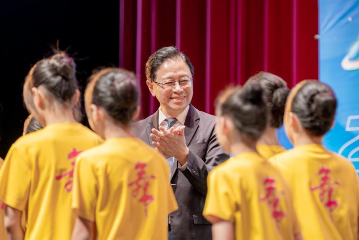 張市長為年輕學子的傑出表現鼓掌