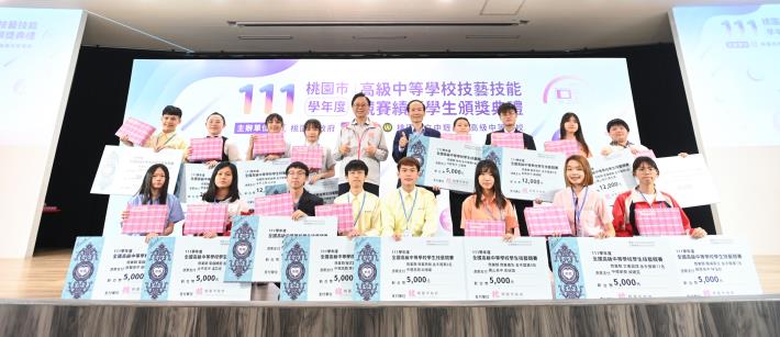 張市長、教育局長和「111學年度全國高級中等學校學生技藝競賽」商業類獲獎學生合影