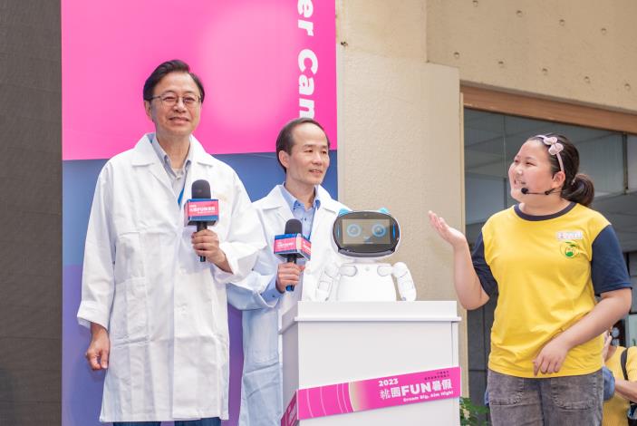 義興國小學生向市長介紹如何應用AI人工智慧