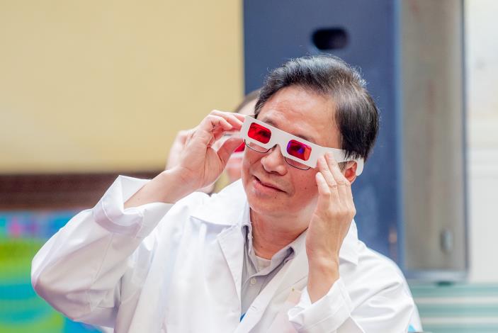 市長戴上濾光眼鏡體驗科學小實驗