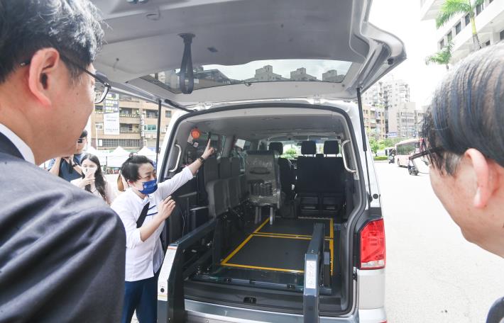 工作人員示範復康巴士運作方式