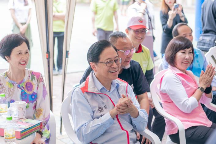 張市長與貴賓一起欣賞電影