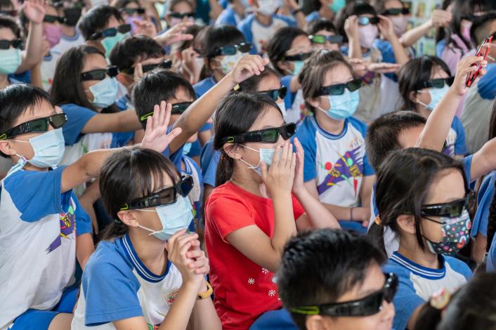 學童們配戴3D眼鏡，欣賞特別的3D電影