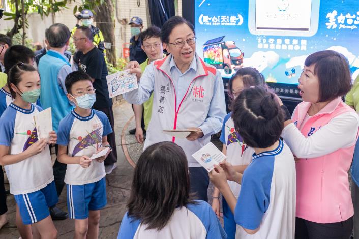 學童致贈卡片給張市長