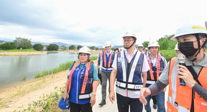 張市長和與會貴賓視察水環境工程