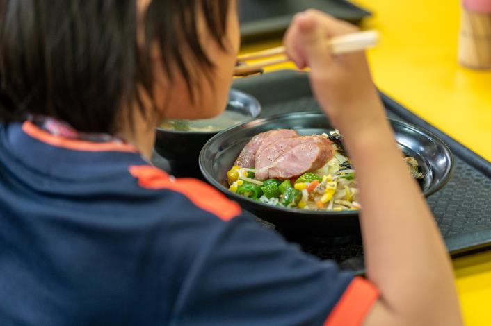 市府教育局持續辦理寒暑假愛心午餐，照顧經濟弱勢兒童