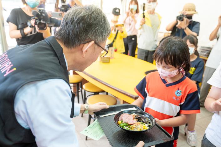 副市長協助學童領取午餐