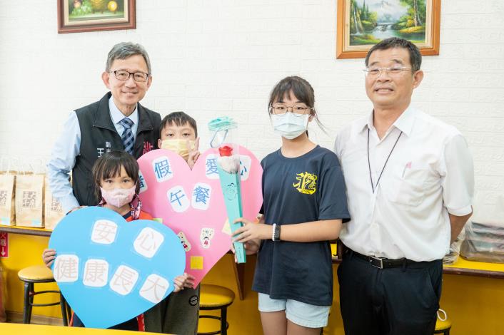 副市長與孩子合影