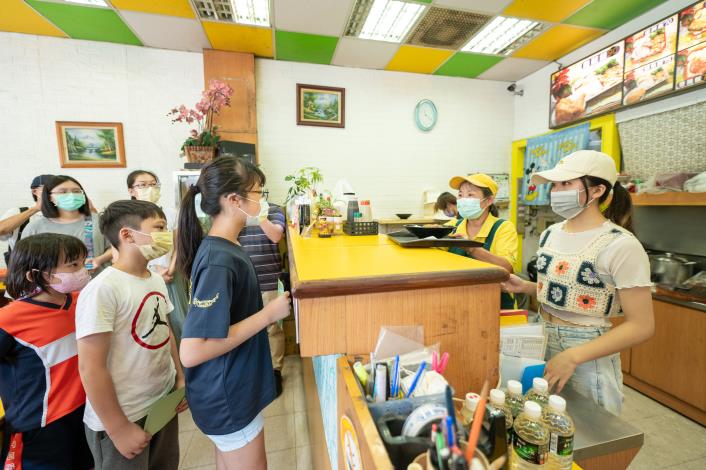學童排隊領取愛心午餐