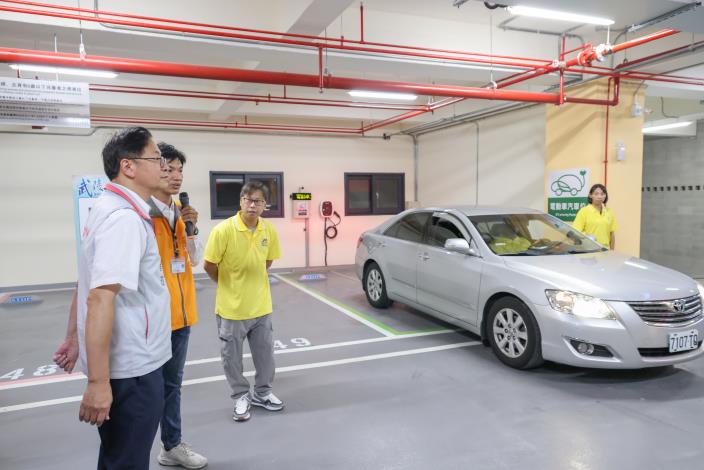 張市長參觀停車場各項設施