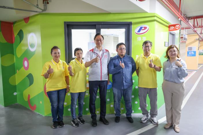 張市長與營運廠商合影