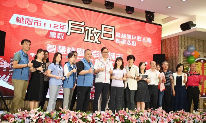 張市長與受獎人員合影