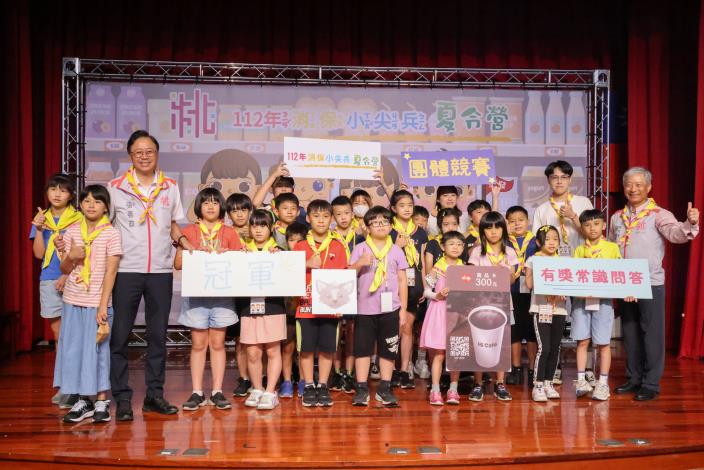 市長頒獎給於團體競賽中獲得冠軍的隊伍