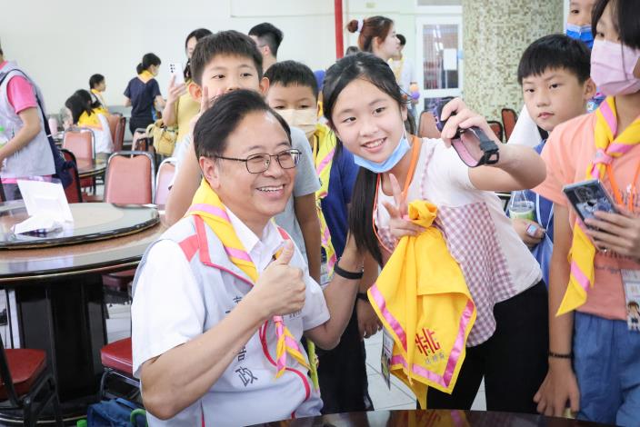 市長與孩子們互動合影