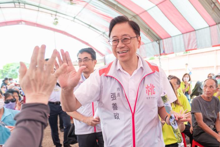 張市長與在地民眾打招呼