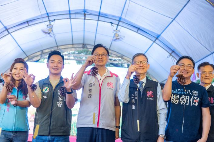 市長及來賓手拿松果一同合影