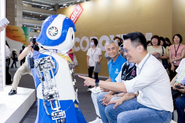 蘇副市長按下智慧科技AI機器人「小藍」身上的平板，為桃園館的開館揭開序幕