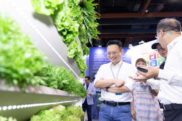蘇副市長參觀「源鮮智慧農業-新鮮友善蔬菜」的展出成果
