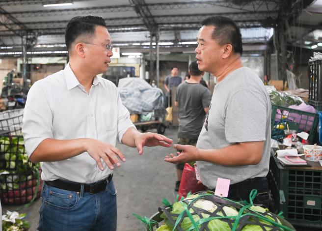 蘇副市長向攤商瞭解菜價漲幅狀況