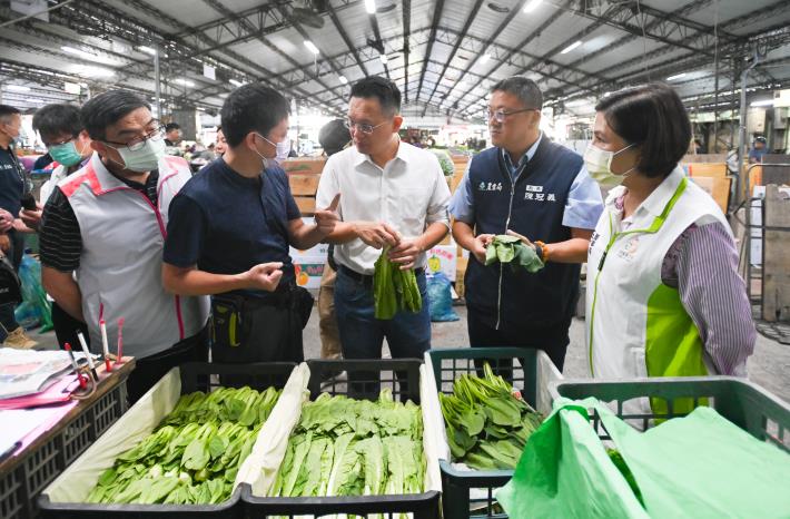 蘇副市長向攤商瞭解蔬菜供應狀況