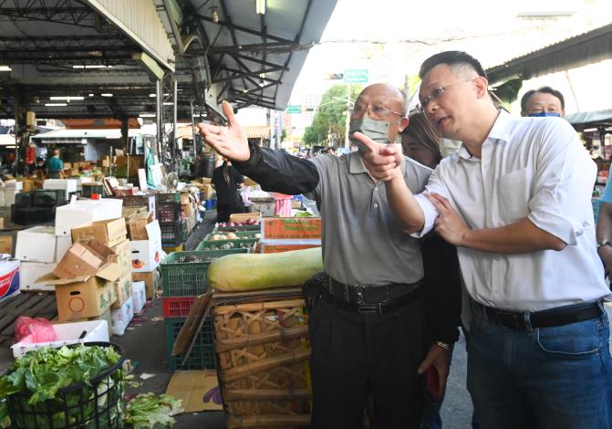 蘇副市長向攤商瞭解目前供需情形