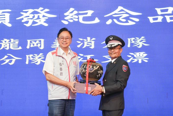 張市長頒發新任第二義消大隊長陳文煜紀念品