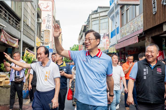 張市長與在地民眾打招呼