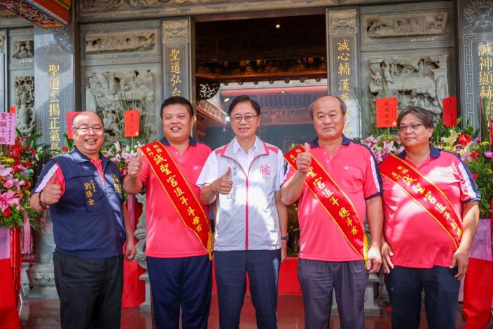 張市長與蘆竹誠聖宮主委劉勝全及廟方人員合影
