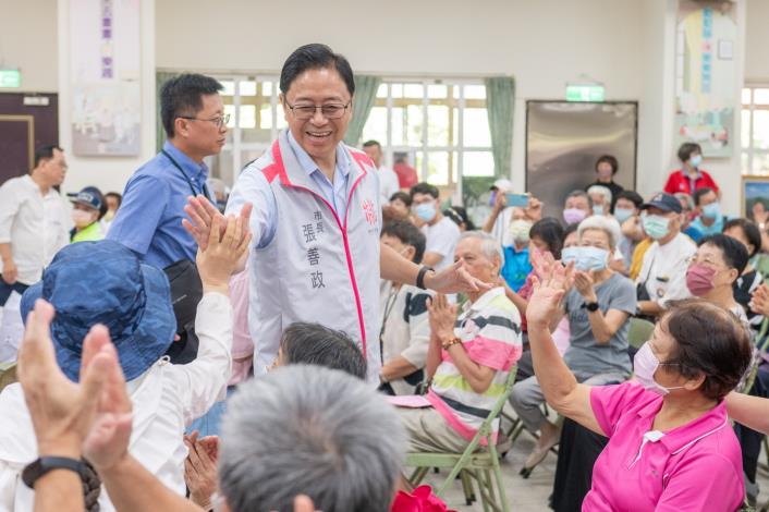 市長與長者擊掌