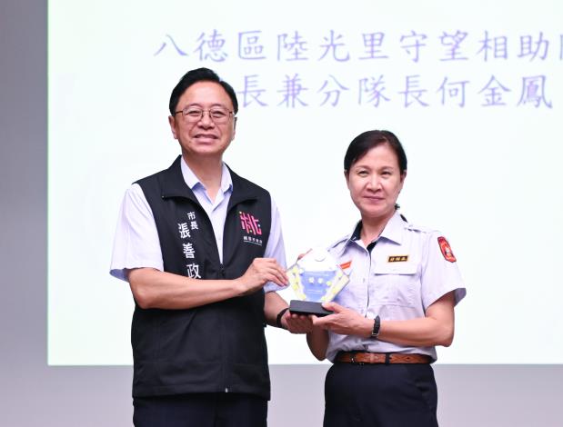 張市長與八德區陸光里守望相助隊分隊長何金鳳合照