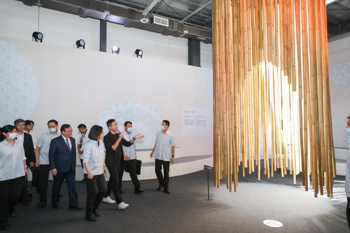 蔡總統今（18）日體驗位在世客博世界館第四展區內的竹編環形互動裝置