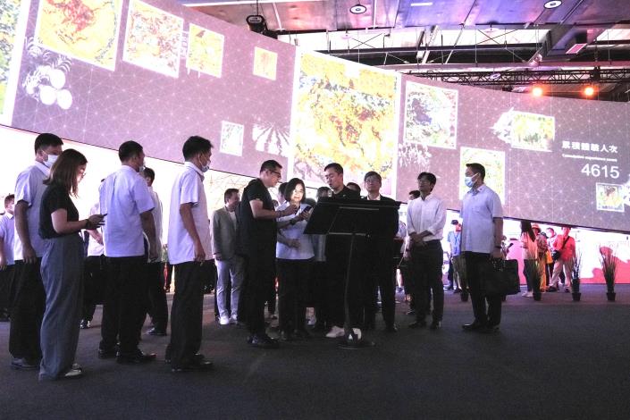 蔡總統參觀世界館「序曲」、「世界客家」、「點亮世界」、「攜手前行」等四大展區