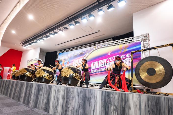 九天民俗技藝團帶來震撼的暖場表演