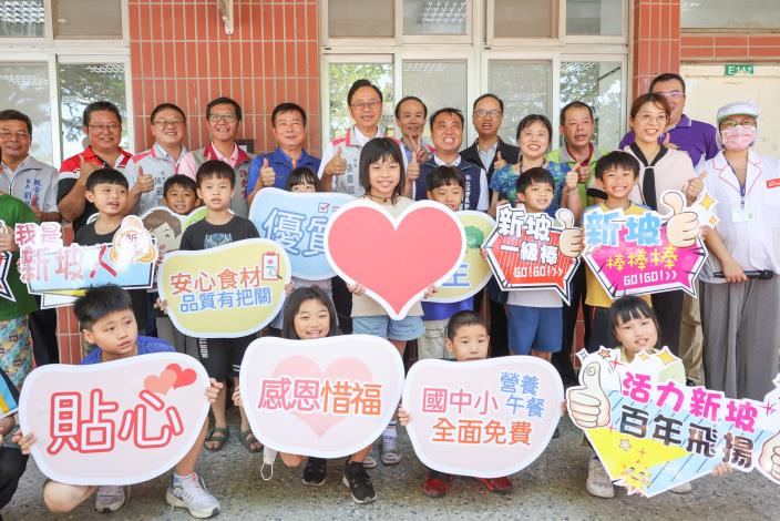 張市長至觀音區新坡國小，視察開學日學校營養午餐辦理情形