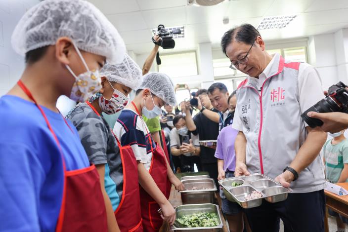 張市長與小朋友們一起打菜